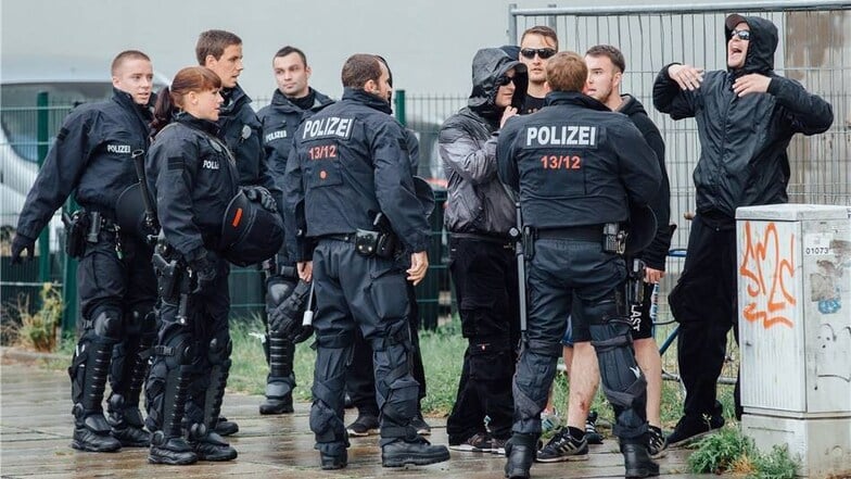 Polizisten stoppten am Rande junge Neonazis, die die Demonstration der Asylbefürworter stören wollten.