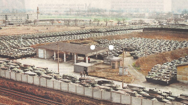 Circa 3.000 gepanzerte Radfahrzeuge wurden im Frühjahr 1991 zur Demilitarisierung auf dem Gelände des ehemaligen Panzerregimentes zusammengezogen. Dieses Foto entstand vom Dach der einstigen Papierfabrik aus.