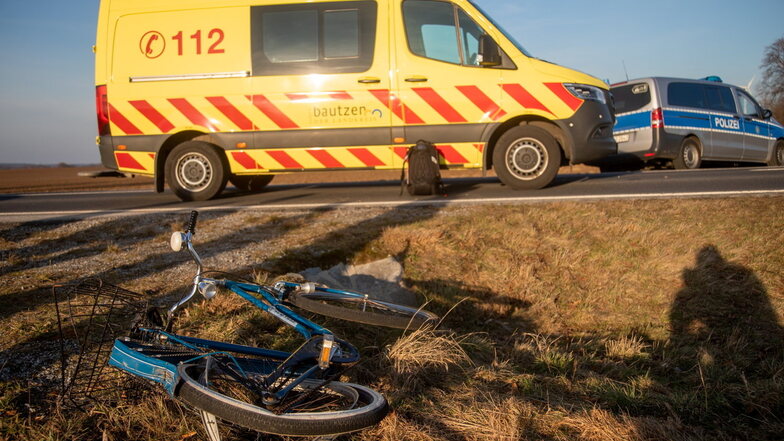 Bei einem Unfall am Donnerstagnachmittag in der Nähe von Panschwitz-Kuckau ist eine Seniorin, die mit dem Fahrrad unterwegs war, verletzt worden.