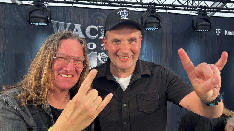 Wacken-Festival-Mitbegründer Thomas Jensen (l) und Gudni Jóhannesson, Präsident von Island , posieren beim Metal-Festival Wacken Open Air. Johannesson hat dort am Freitagabend das Konzert von Iron Maiden besucht.
