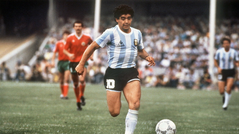Diego Maradona als argentinischet Fußball-Nationalspieler in Ballbesitz beim Spiel gegen Bulgarien am 10.6.1986 in Mexico-City.