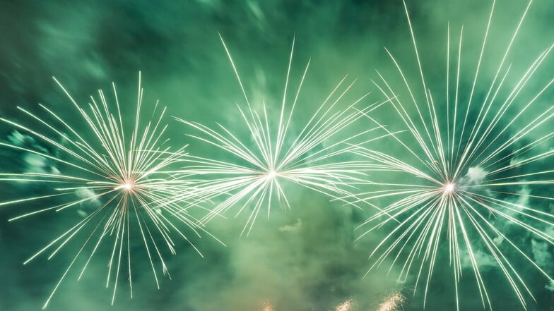 Zuletzt flogen zum Schulanfang wieder viele Raketen in den Himmel. Doch einfach so dürfen Privatpersonen kein Feuerwerk zünden.