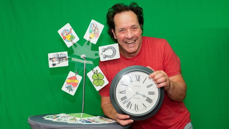 Glückskarten und eine Uhr für die Zeitreise - mit diesen Gegenständen verzaubert Magier Milko Bräuer aus Großenhain. Getreu dem Motto: Zurück in die Zukunft.