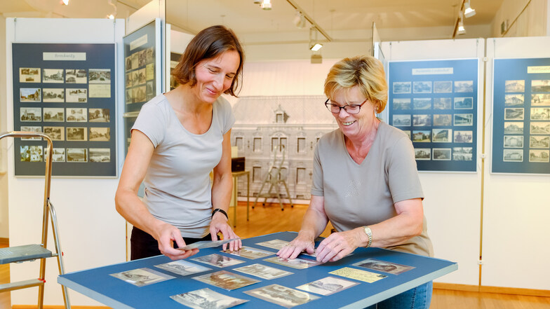 Anne Zabel (links) und Christine Schöps beim Vorbereiten der neuen Ausstellung in der Karrasburg. Sie wird am Freitag eröffnet.