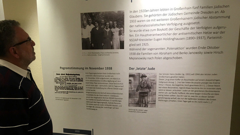 Uwe Naumann schaut sich im Alberttreff die Ausstellung „Bruchstücke“ über die Novemberpogrome von 1938 an. Auch über Großenhain wird berichtet.