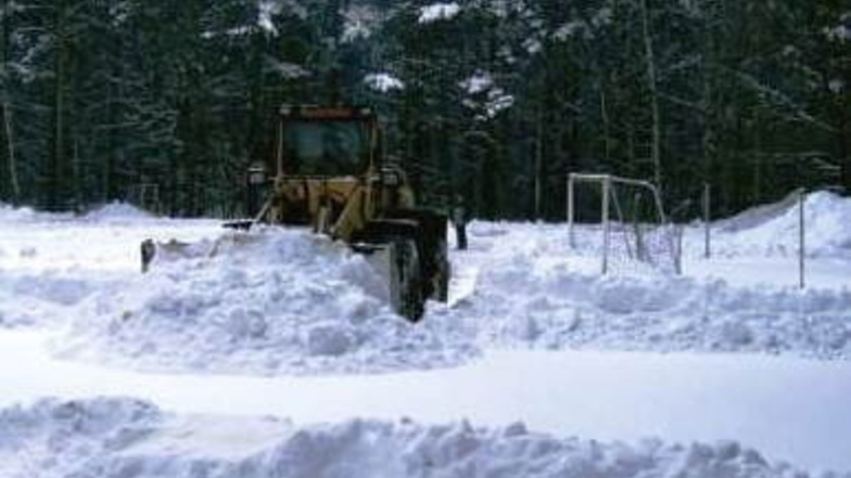Winter 2006: Rund 3.000 Kubikmeter Schnee mussten geräumt werden, damit auf dem Waldsportplatz gespielt werden konnte.