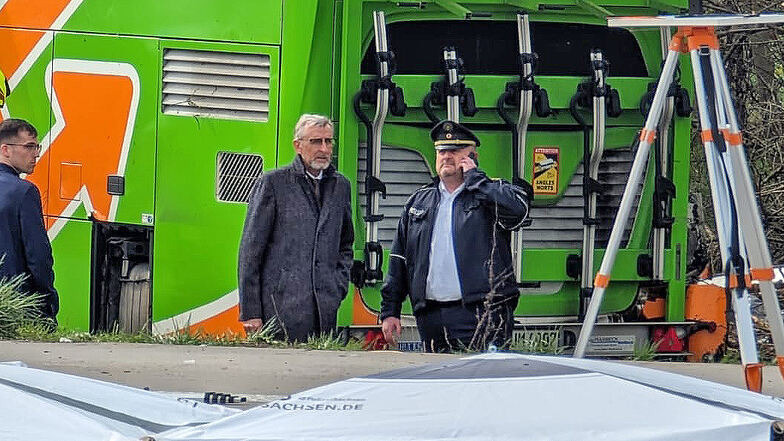 Sachsens Innenminister Armin Schuster (CDU, links) und der Leiter der Polizeidirektion Leipzig, Polizeipräsident René Demmler, am Unfallort.