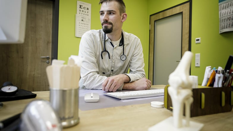 Allgemeinarzt Dr. Leonhard Großmann hat seine Praxis auf der Goethestraße, leitet aber zugleich die KVS-Bereitschaftspraxen im Städtischen Klinikum - sowohl die allgemeinärztliche als auch die kinderärztliche.