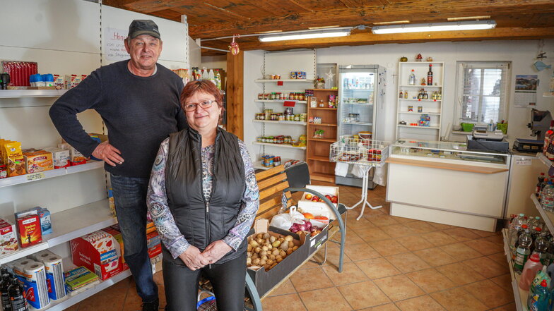 Gregor und Maria Hocke haben ihren Lebensmittelladen am Kirchberg in Schirgiswalde zum 1. Dezember geschlossen. Jetzt wird noch ausgeräumt.