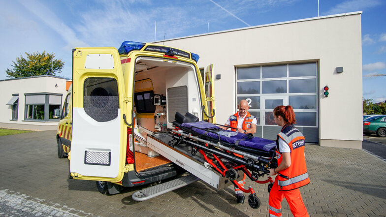 Die beiden Notfallsanitäter Laura Hoffmann und Ronny Wandelt
sind zwei von insgesamt 16 Rettungssanitätern und -helfern, die von der neuen Rettungswache in Königswartha aus zu ihren Einsätzen starten.