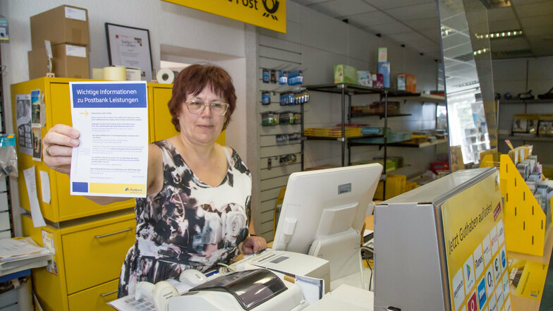 Veronika Urban zeigt das Schreiben der Postbank in dem sie mitteilt, dass sie sich aus Rothenburg zurückzieht. Ab November haben Urbans nur noch eine Postagentur in ihrem Geschäft auf der Bahnhofstraße.
