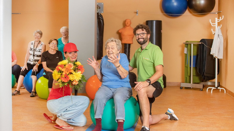 Mit ihren jetzt 90 Jahren ist Brigitte Linnert eine der ältesten Besucher, die sich im Solemed in Leisnig fit halten. Selbst an ihrem gestrigen Geburtstag ließ sie die Übungsstunde mit Trainer Martin Schmidt (rechts) nicht aus.