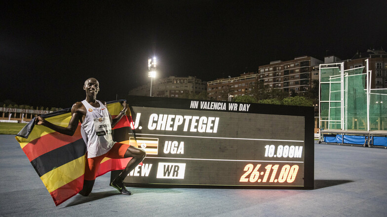 Strahlte nach seinem 5.000-Meter-Weltrekord in Monaco über das ganze Gesicht: Joshua Cheptegei. Nach der Fabelzeit über die doppelte Distanz in Valencia am Mittwoch geraten aber vor allem seine Schuhe in den Blickpunkt.