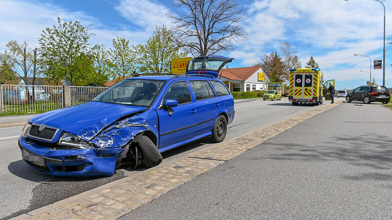 Auf der Löbauer Straße in Bautzen sind am Sonntagmittag dieser blaue Skoda und der dunkle VW im Hintergrund zusammengestoßen.
