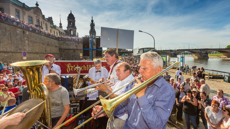 Die Blue Wonder Jazzband war immer ein Höhepunkt bei den Dixilandparaden in Dresden.