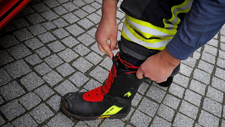 Acht Feuerwehrleute aus Riesa haben am Montag die Stiefel für den Einsatz in der Sächsischen Schweiz geschnürt. (Symbolfoto)
