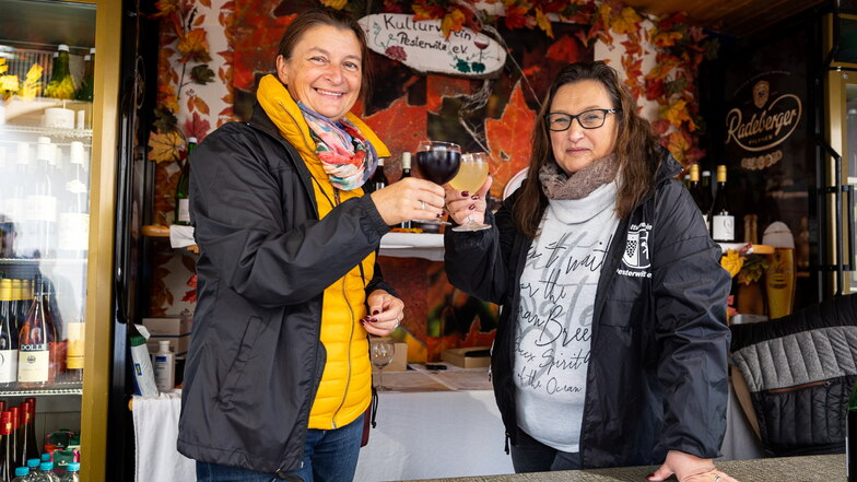 Zufrieden: Bettina Maahs (links) und Carina Reichelt ist es gelungen, trotz der Corona-Auflagen ein Weinfest in Pesterwitz zu veranstalten.