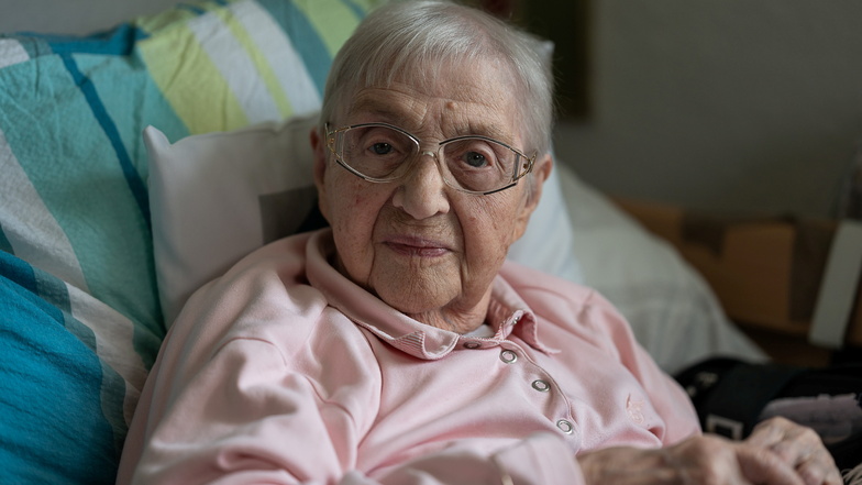 Dr. Hildegard Halaris lebt seit 70 Jahren in der gleichen Wohnung auf der Görlitzer Fröbelstraße. Das Foto entstand drei Tage vor ihrem 100. Geburtstag.