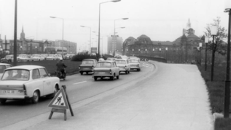 Im April 1984 stauen sich Trabis auf der damaligen Dr.-Rudolf-Friedrichs-Brücke. 13 Jahre nach der Übergabe sind Instandsetzungsarbeiten nötig. Ein Dehnkörper über dem Brückenwiderlager muss erneuert werden. Deshalb wird es enger auf der Elbebrücke.