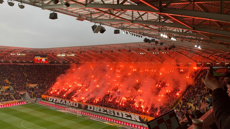 Die Dynamo-Ultras zünden vor dem Spiel Pyrotechnik.
