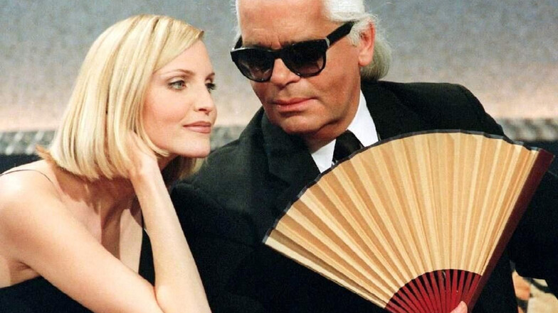 1997: Lagerfeld und Model Nadja Auermann unterhalten sich während der "Wetten, daß.."-Sendung. 