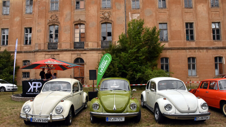 Im August 2019 waren diese VW Käfer zur Uhyster Insel-Classic angereist. Sie wurden auf der Wiese neben dem Barockschloss platziert. Dort ist auch in diesem Jahr der Platz für alle kurzentschlossenen Oldtimerbesitzer.