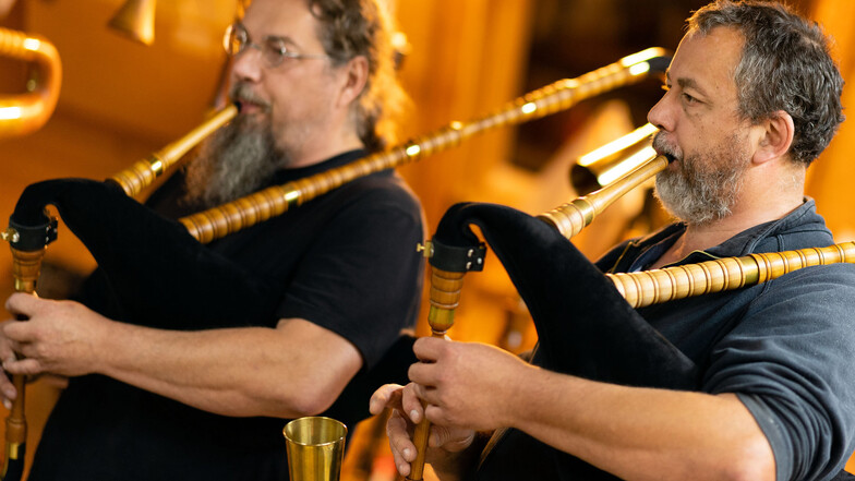 Die Brüder Henry (l.) und Jens Güntzel gehören zu den Spielern des ersten Lausitzer Bockorchesters. Insgesamt gehören seit zwei Jahren neun Mitglieder dem Ensemble an. Doch Nachwuchs ist immer willkommen.