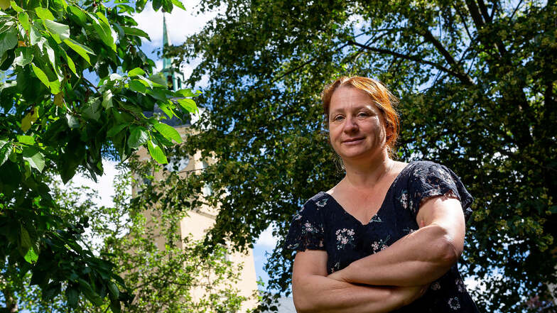 Grit Bormann steht hier in ihrem Garten in Reichstädt. Sie wurde für die Grünen in den Dippser Stadtrat gewählt.