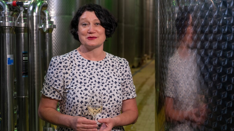 Kommt aus Kasachstan und bestimmt die Qualität sächsischer Weine entscheidend mit: Natalie Weich (56), Kellermeisterin der Winzergenossenschaft Meißen, neben den gut gefüllten Stahltanks.