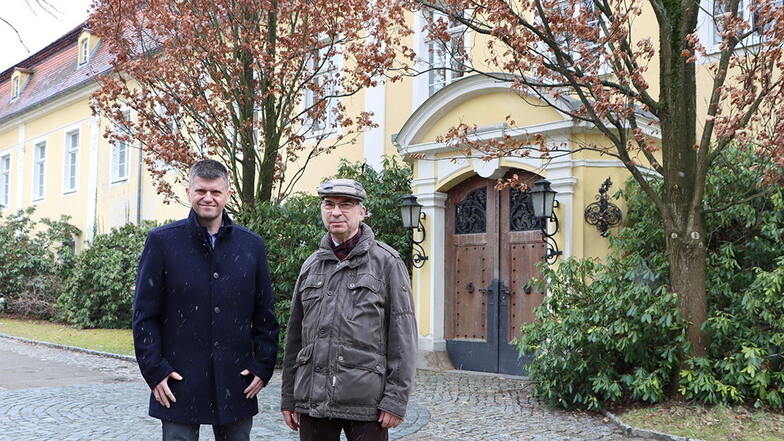 Sie bereiten gemeinsam die Jubiläen in Pulsnitz vor: Vamed-Geschäftsführer Carsten Tietze (l.) und Matthias Mägel vom Pulsnitzer Heimatverein. 75 Jahre gibt es die Klinik im Schloss, 110 Jahre das Stadtkrankenhaus.