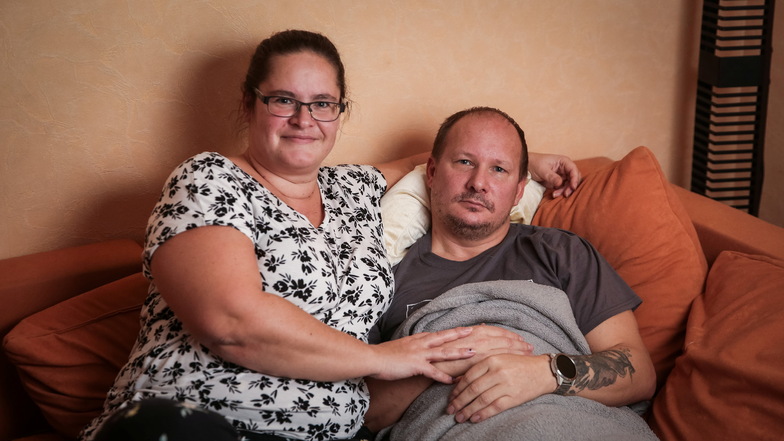 Sascha Hohlfeld mit seiner Frau Ramona, die seit fast drei Jahren das Familienleben am Laufen hält. Das Paar hofft auf Hilfe und vor allem auf Besserung.