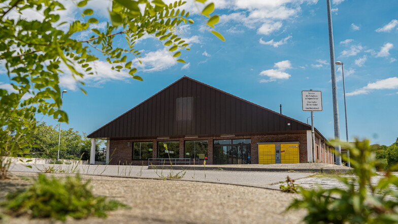 Das ehemals von Aldi genutzte Gebäude am Güterbahnhof in Bischofswerda öffnet Anfang August wieder für Kunden.