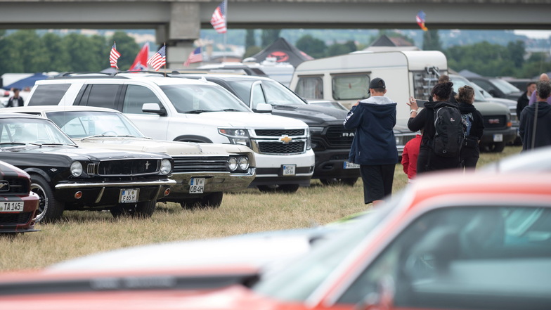 Bereits am Samstag ausverkauft: 1.500 US-Wagen passen maximal auf das Gelände in der Flutrinne.