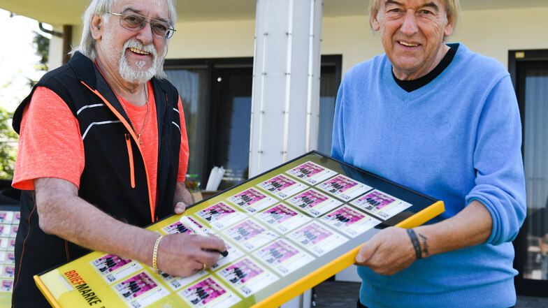 Die Brüder Bernd (r) und Karl-Heinz Ulrich, "Die Amigos", präsentieren einen Bilderrahmen, der übergroße Exemplare der ihnen gewidmete Briefmarken zeigt.