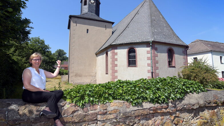 Eine der Aufgaben, die Maria Beyer noch zu Ende bringen wird, ist die Sanierung des Daches der Mockritzer Kirche.