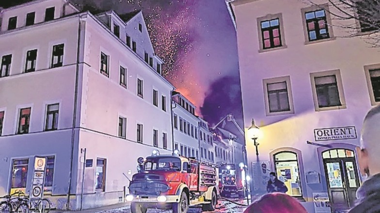 Ein Altstadt-Reihenhaus in der Freiberger Akademiestraße ist am Sonntag durch ein Feuer komplett zerstört worden. Dabei kam eine Person ums Leben.