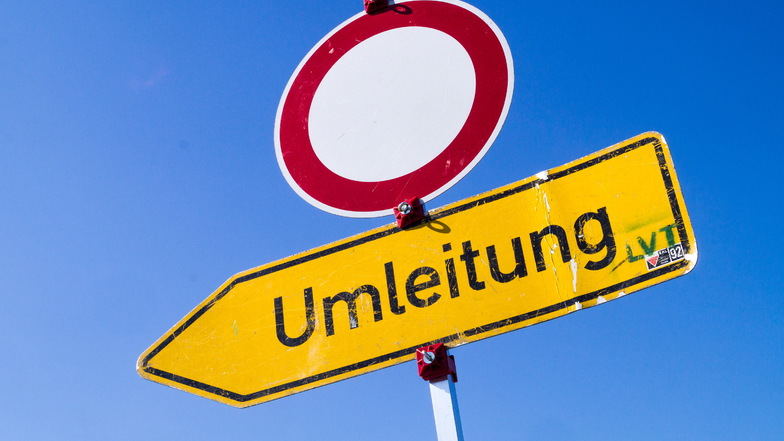 Die Kreisstraße durch Schlungwitz wird ab dem 13. Mai 2024 voll gesperrt. Autofahrer müssen eine weite Umleitung fahren. Auch für Busnutzer gibt es Änderungen.