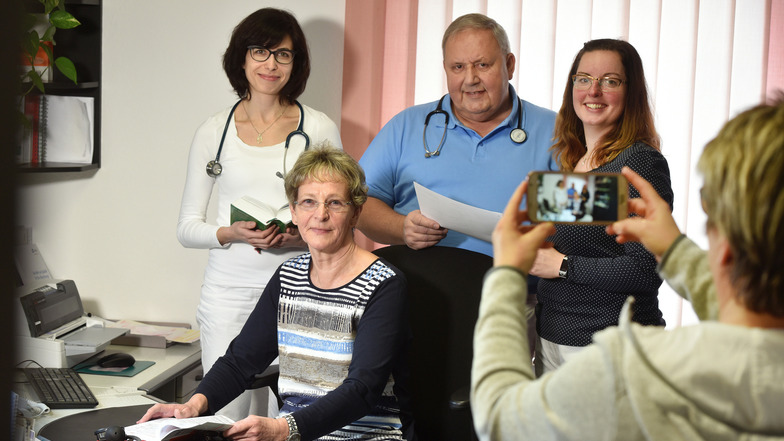 Nur ein Fall von vielen: Das Zittauer Ärzteehepaar Beck hat ihre Praxis vor wenigen Tagen  an Zuzana Clzkova (li.) und Katja Pätzold (re.) übergeben.