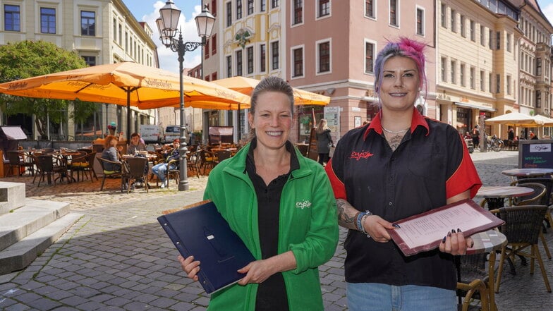 Katja Driemel (l.) und Anne Hartmann bedienen die Gäste des Restaurants Enjoy auf dem Bautzener Hauptmarkt.