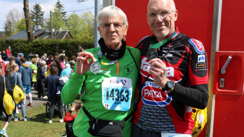 Ulrich Standtke (links) und André Berthold vom Hoyerswerdaer Lauftreff Lausitz erfüllten sich erstmals den Traum vom Rennsteiglauf.
