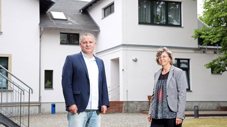 Geschäftsführer René Gubsch und Vorständin Kerstin Köhler vor der Volkshochschule in der Marie an der Klötzerstraße in Riesa.