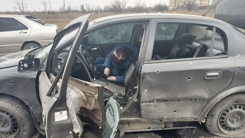 Die russischen Truppen schießen auch auf Zivilfahrzeuge. In diesem Auto konnte die tote Beifahrerin noch gar nicht geborgen werden.
