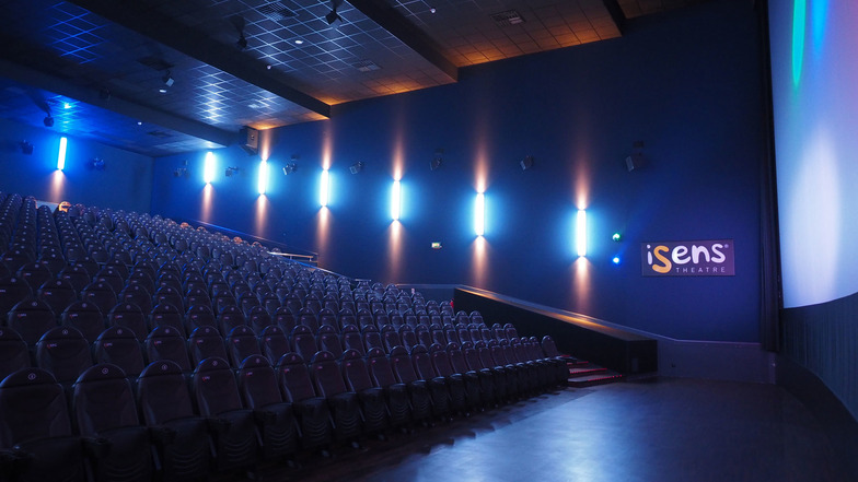 Kinosaal im Kino Dresden UCI mit iSense:  3D Soundsystem, komfortable Luxussessel auf allen Plätzen,  größtmögliche Riesenleinwand
perfekte 4K-Digitalprojektion.