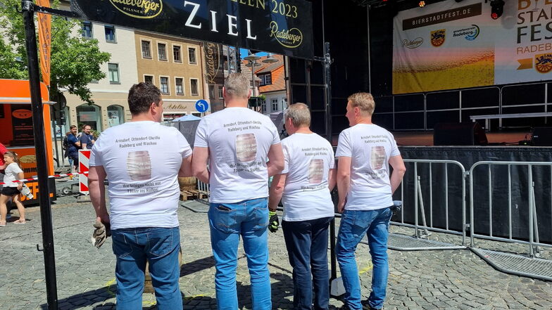 Dass sich die vier Rathauschefs mögen, zeigte sich auch beim Bierstadtfest: Hier nahmen sie unter der Motto "Wir bringen nicht nur Fässer ins Rollen" gemeinsam beim Bierfassrollen teil. Den letzten Platz nahmen sie mit Humor.