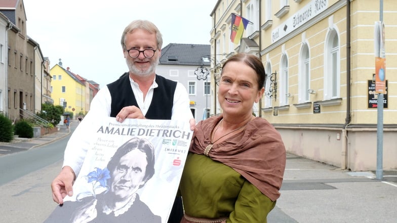 Romy Tischer als Amalie und Dietmar Lippert sind zwei der Laiendarsteller im Theaterstück über Amalie Dietrich in Siebenlehn.