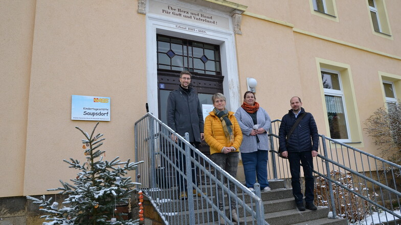 Kita "Wachbergzwerge" in Saupsdorf: Leiterin Birgit Papst (2.v.re.) mit Ronald Kretzschmar (li.), Isolde Adam und Jens Anders von der Stadt Sebnitz.