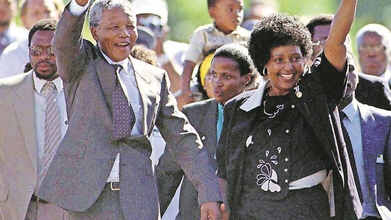 Freilassung aus der Haft Wieder ein freier Mann. Am 11. Februar 1990 wird Nelson Mandela aus dem Victor-Verster-Gefängnis in der Nähe von Kapstadt freigelassen. Seine Ehefrau Winnie und Anhänger feiern ihren Helden, der insgesamt 27 Jahre in Haft war.Foto