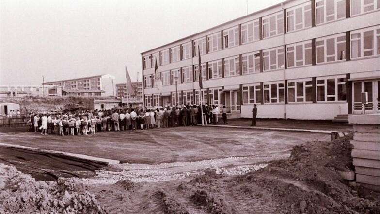 Das Umfeld war noch Baustelle, als die Schule am 1. September 1977 feierlich eröffnet wurde.