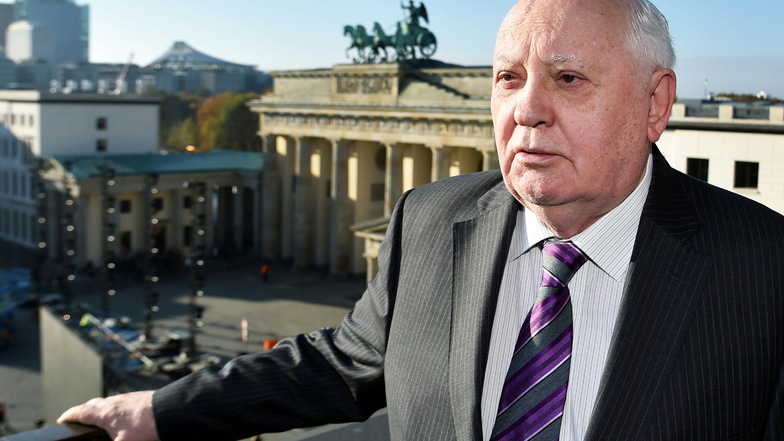 Michail Gorbatschow steht hoch über dem Pariser Platz, im Hintergrund ist das Brandenburger Tor zu sehen. 25 Jahre nach dem Fall der Mauer war er zu den Gedenkfeiern nach Berlin eingeladen worden.