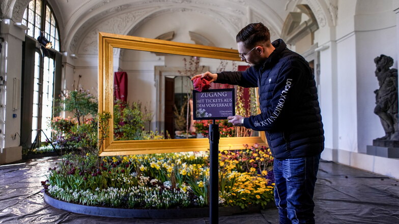 An diesem Donnerstag werden die letzten Vorbereitungen für die Frühlingsblumenschau getroffen. Veranstalter Heiko Strauß sorgt mit Schildern dafür, dass die Besucher den richtigen Weg finden.